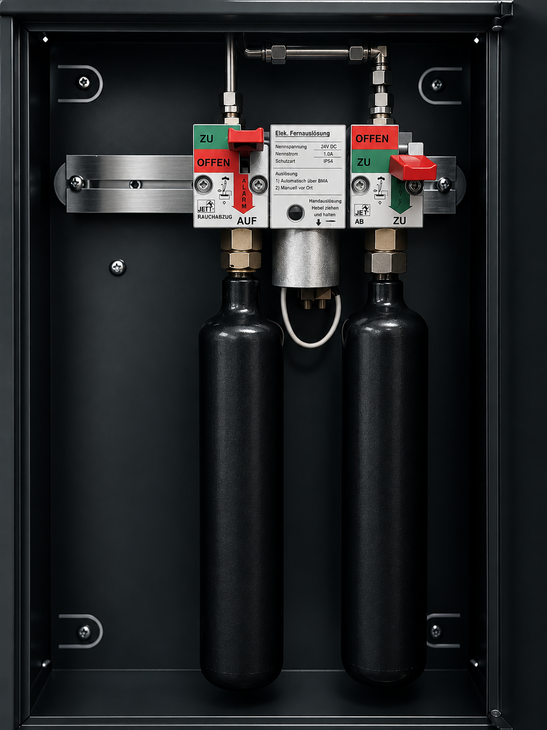 Auslöseschrank einer pneumatischen RWA-Anlage mit CO₂-Druckgasflaschen während der Wartung
