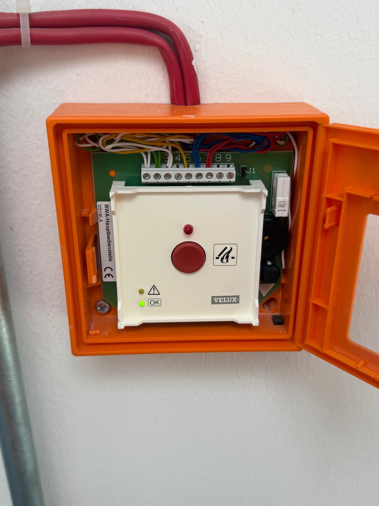 Monteur von Schott Sicherheitstechnik bei Arbeiten an einem Dachaufbau