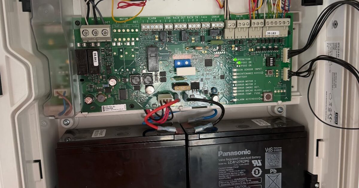 Elektrische RWA-Zentrale mit Verdrahtung und Steuerungsplatine bei der Montage einer Rauchabzugsanlage